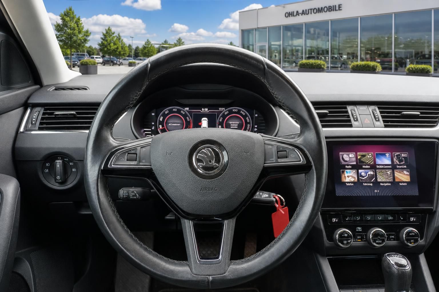 Skoda Cockpit mit Lenkrad und Infotainment-Display beim Händler