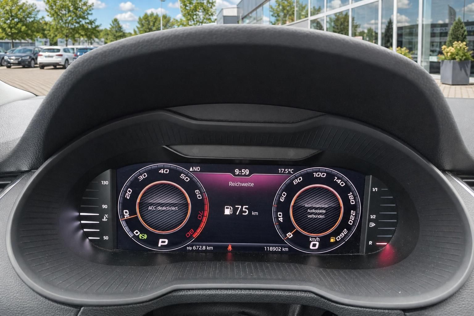 Digitales Kombiinstrument mit Tacho und Kilometerstand im Skoda