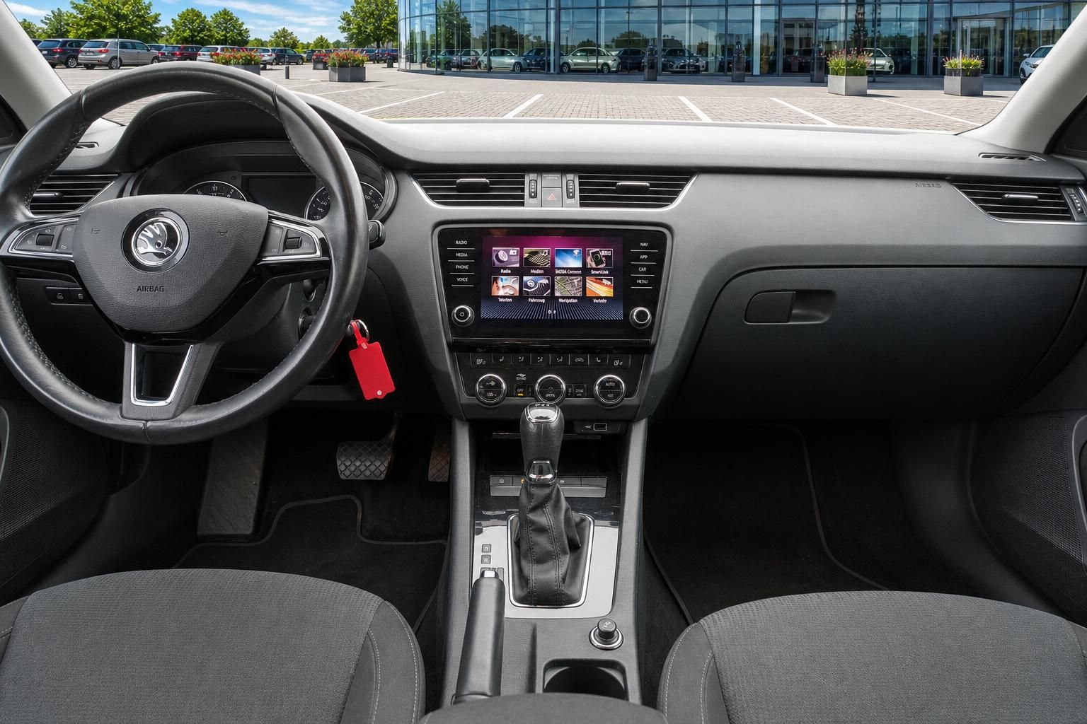 Skoda Innenraum mit Cockpit, Schaltung und Infotainmentsystem