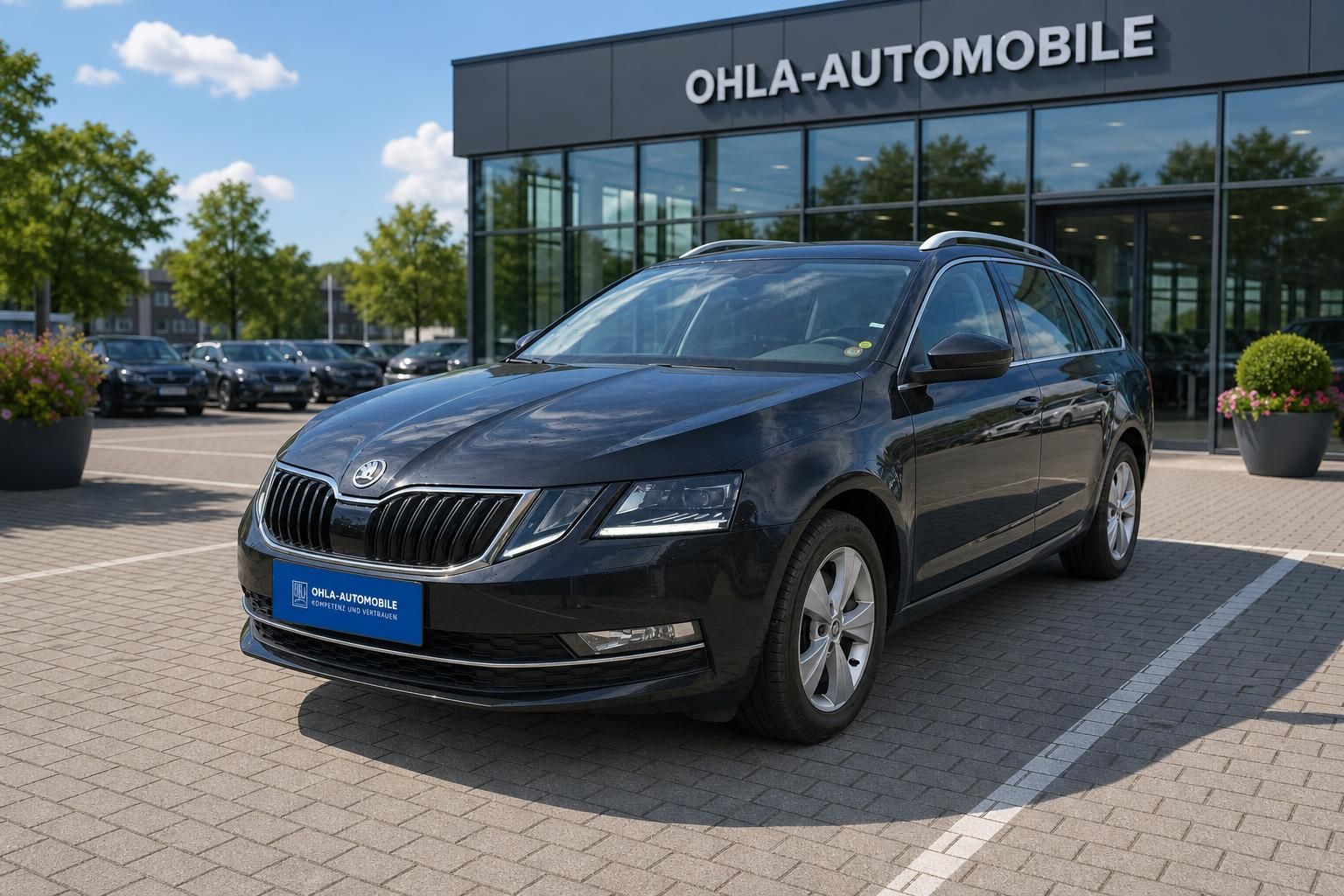 Skoda Octavia Combi schwarz Frontansicht seitlich vor Autohaus