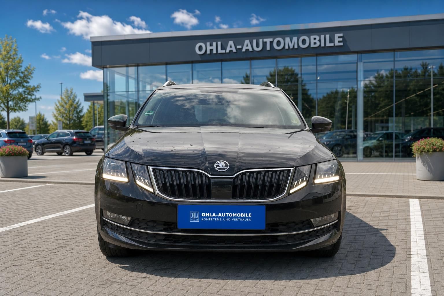 Skoda Octavia Combi schwarz Frontansicht vor Autohaus Ohla-Automobile