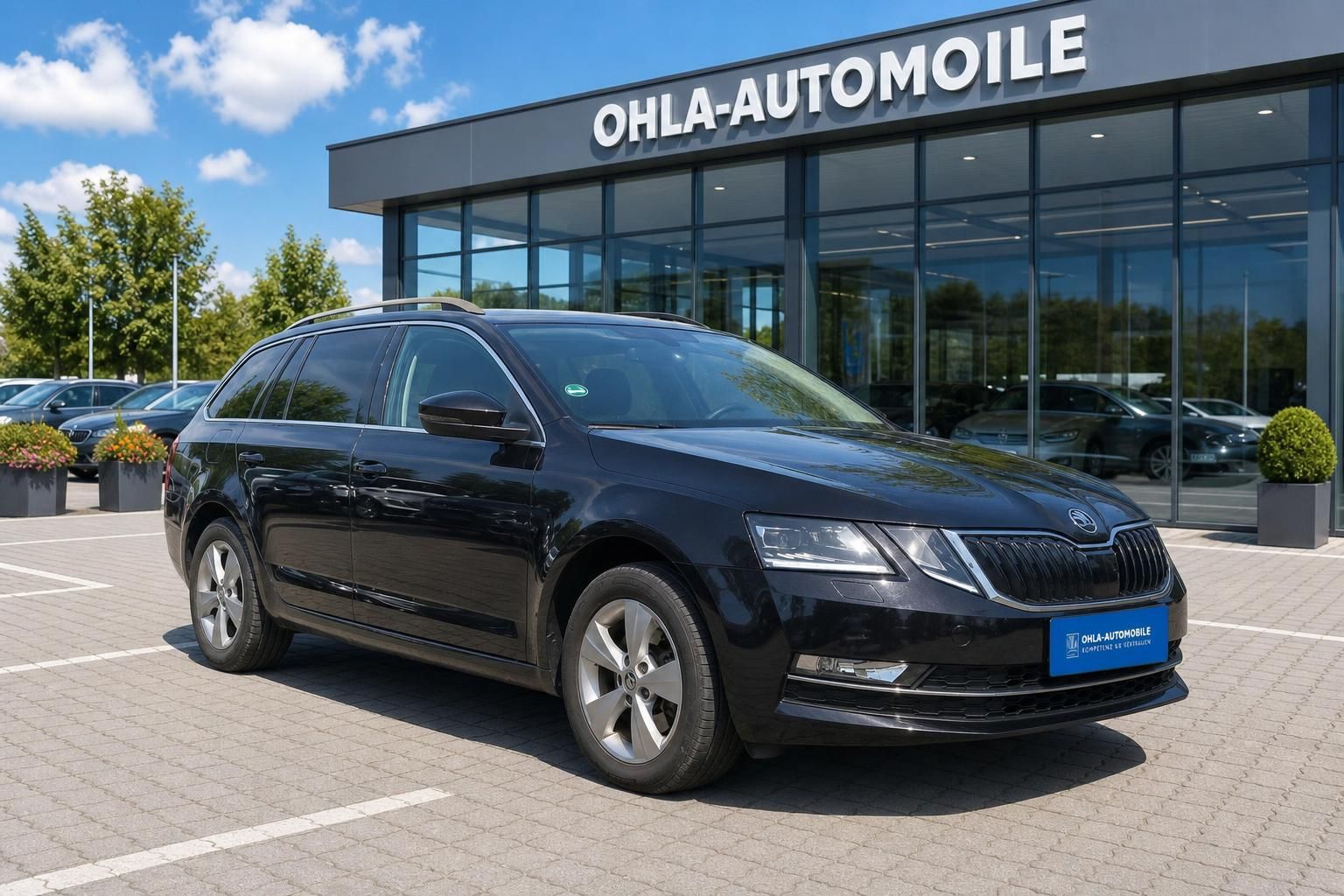 Skoda Octavia Combi schwarz seitliche Frontansicht auf Parkplatz
