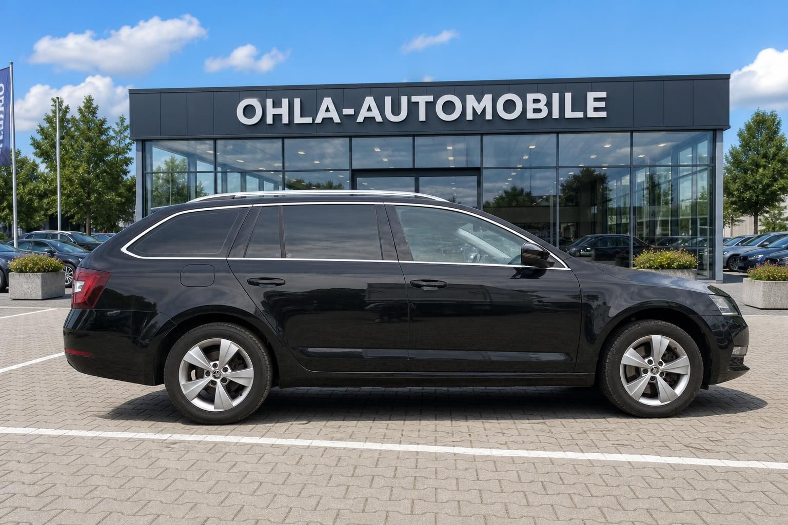 Skoda Octavia Combi schwarz Seitenansicht vor Autohaus
