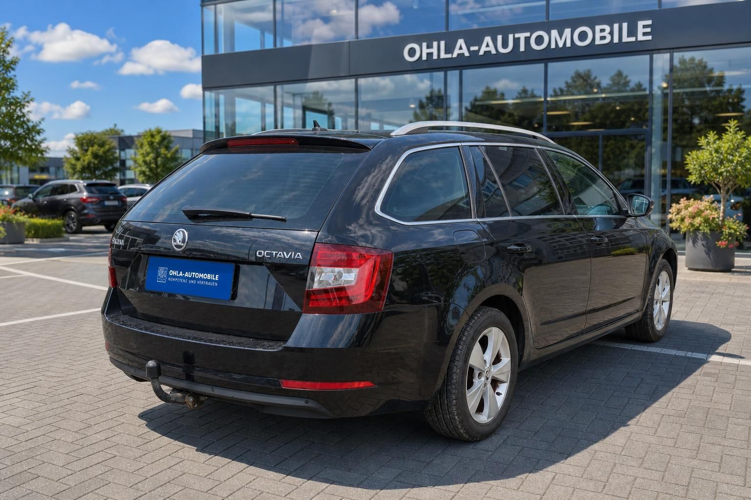 Skoda Octavia Combi schwarz Heckansicht mit Anhängerkupplung