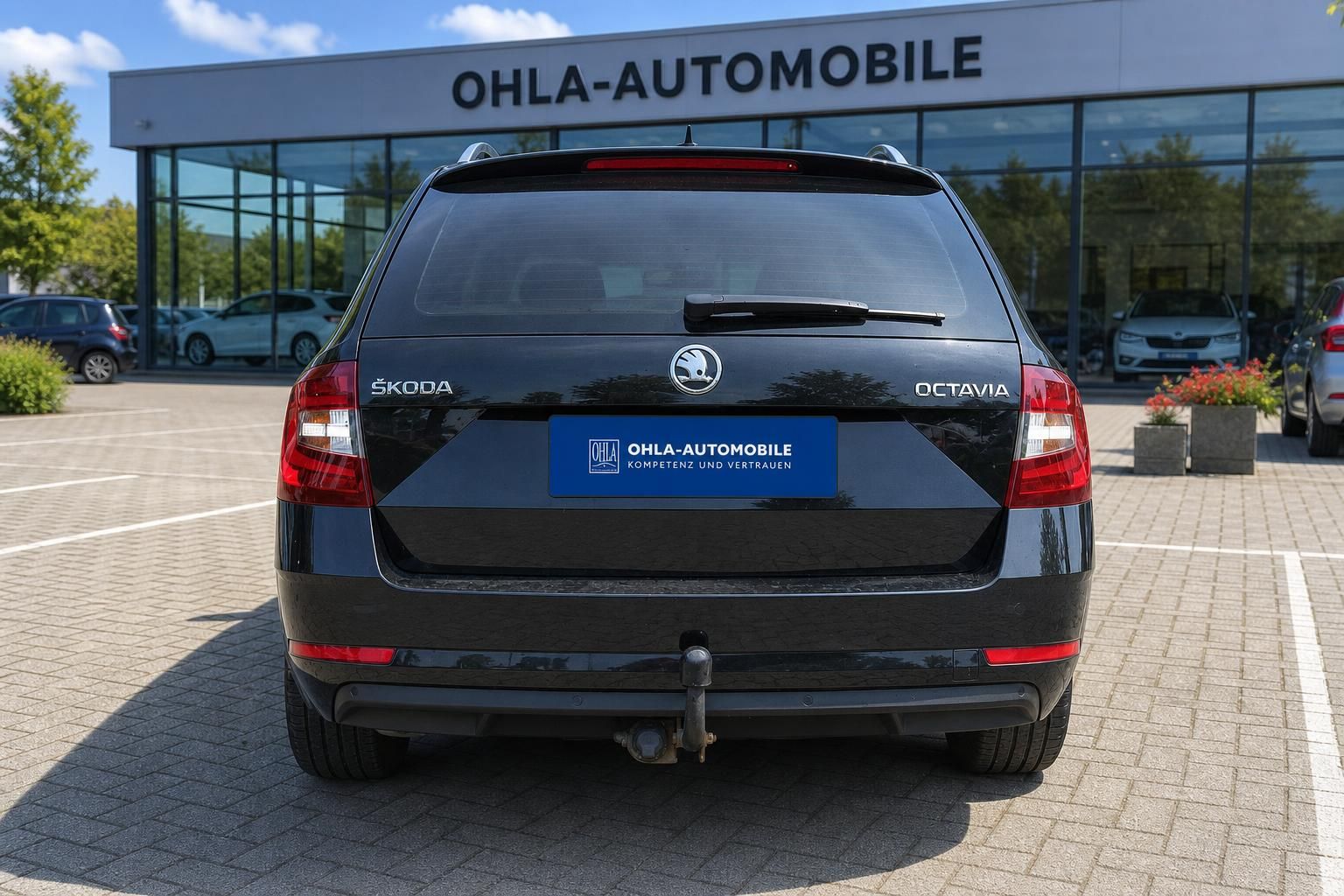 Skoda Octavia Kombi schwarz Heckansicht mit Anhaengerkupplung