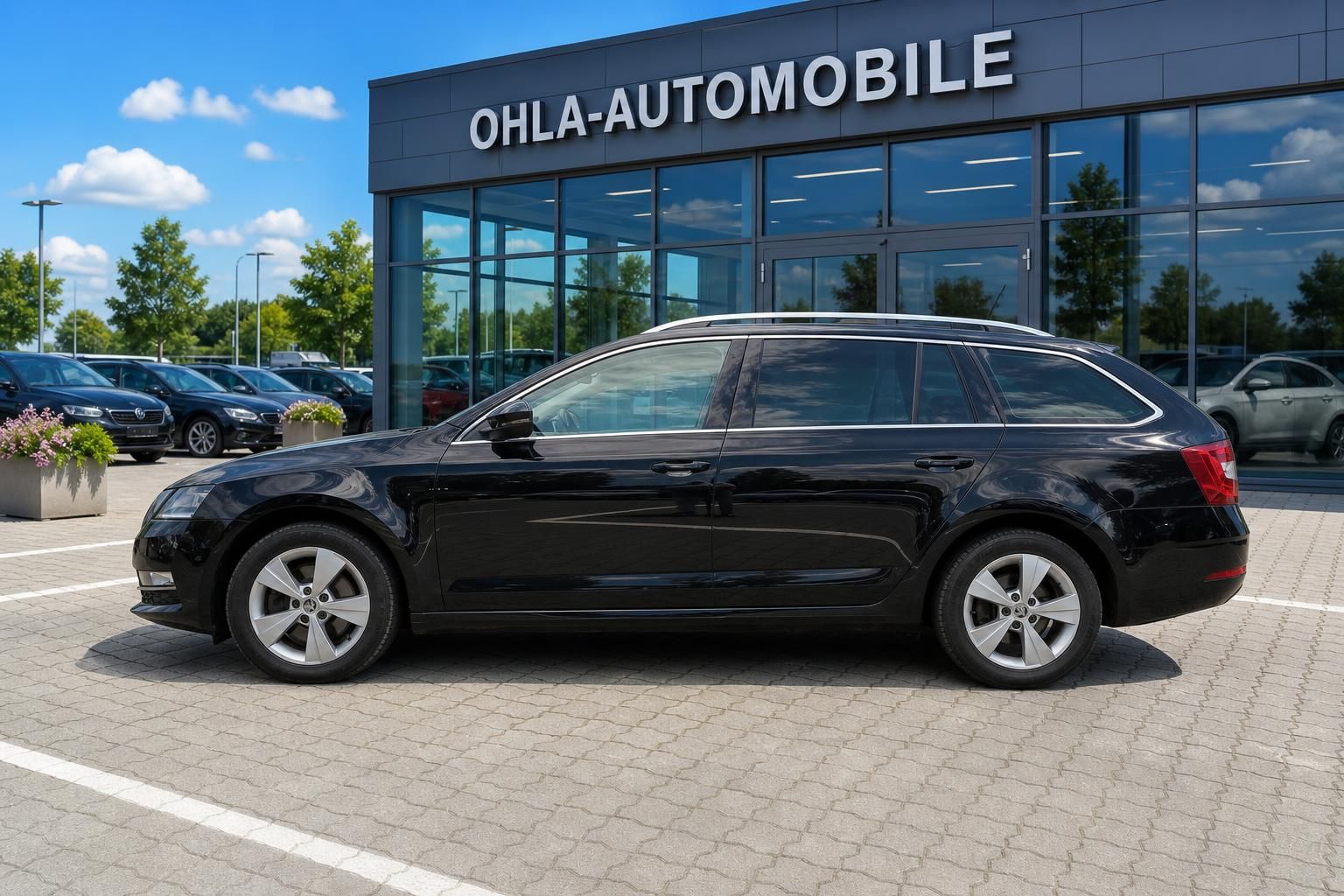 Skoda Octavia Combi schwarz Seitenansicht vor Autohaus Ohla