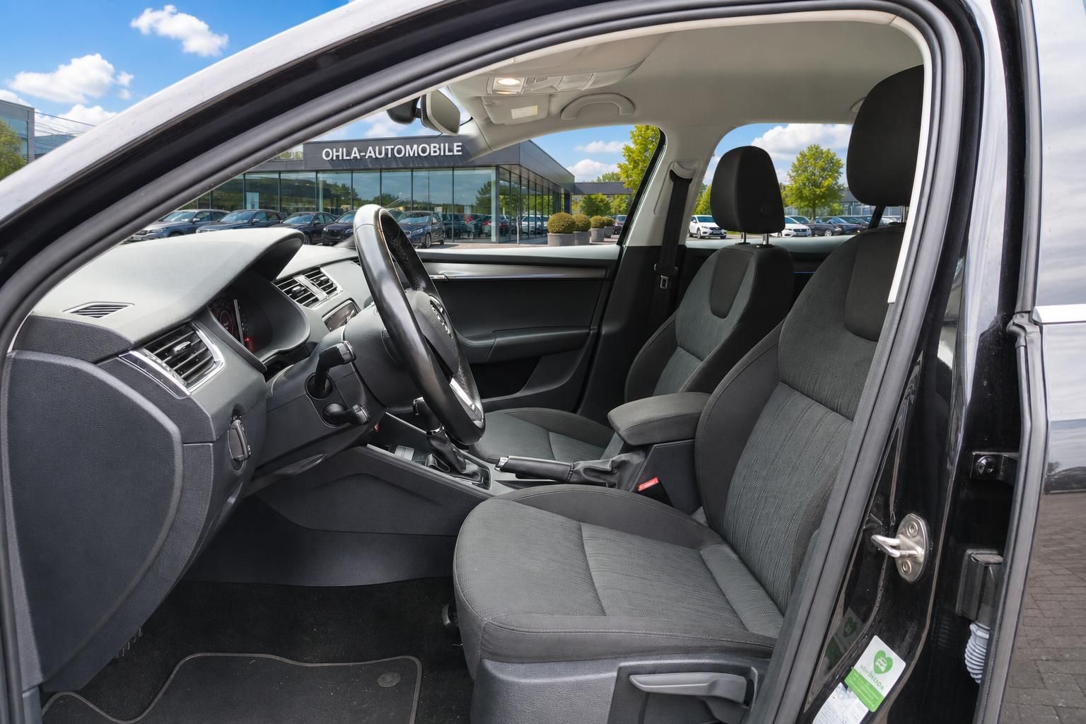 Skoda Octavia Innenraum Vordersitze und Armaturenbrett Ansicht