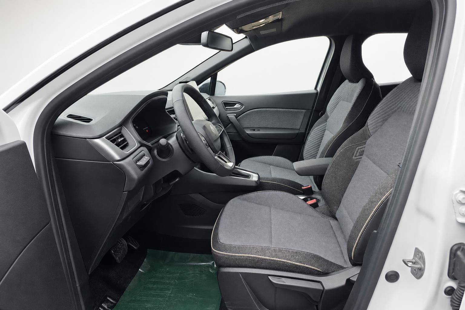 Innenraum Renault mit grauen Stoffsitzen und Cockpit im Detail