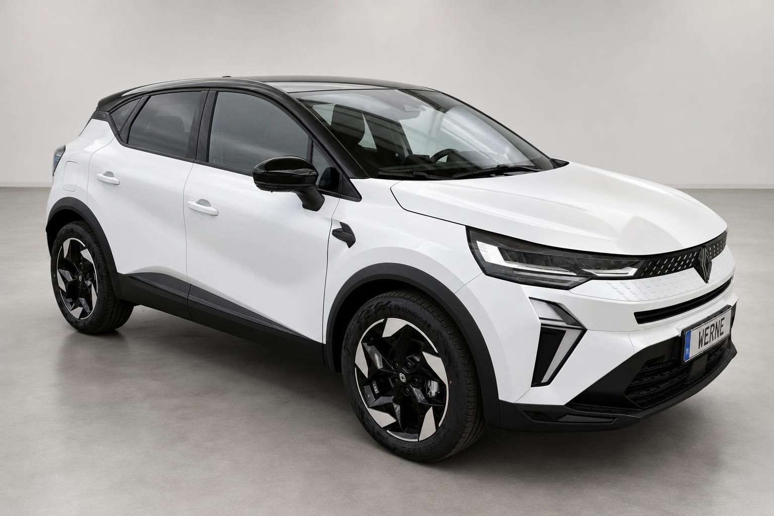 Weißer Renault Captur SUV Neuwagen, Seitenansicht schräg im Fotostudio