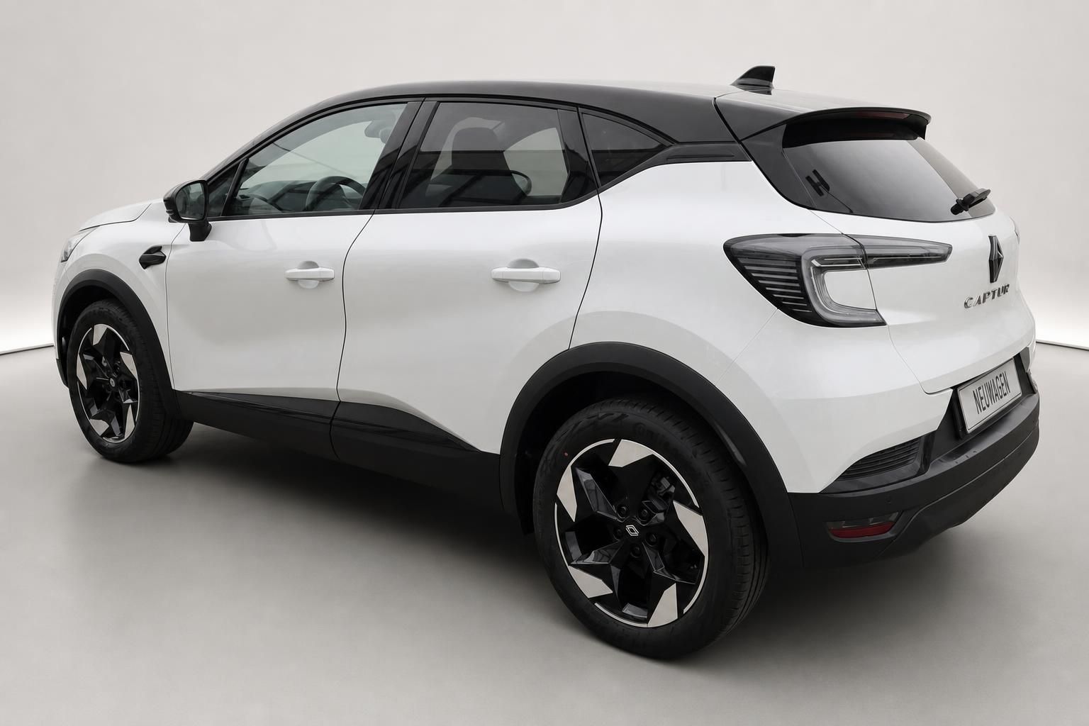 Renault Captur weiß, Heckansicht schräg im Studio