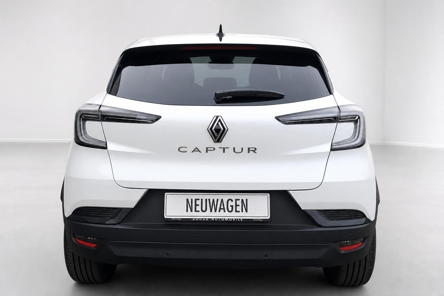 Renault Captur weiß, Heckansicht frontal mit Rücklichtern