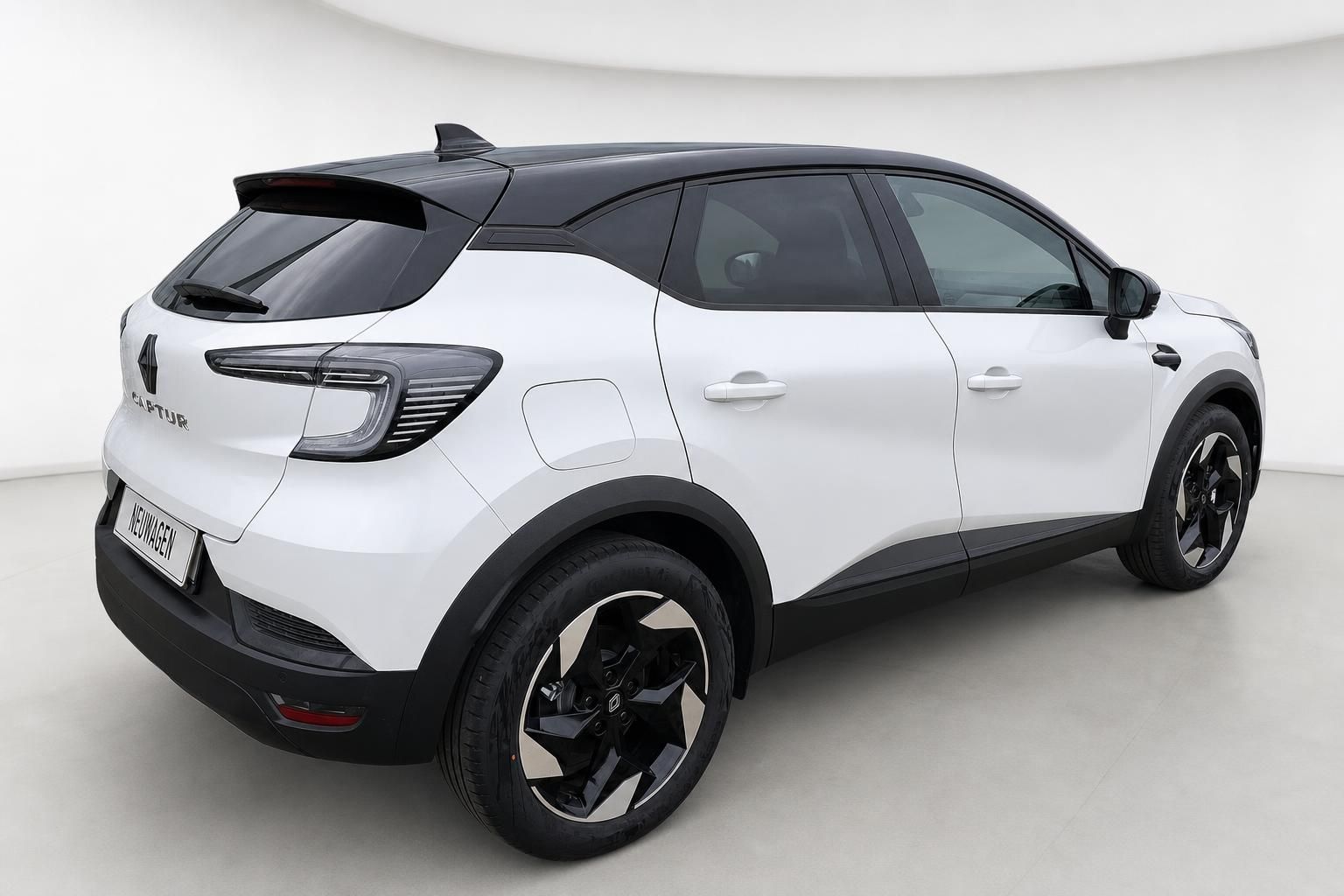 Renault Captur weiß, Heckansicht seitlich im Studio