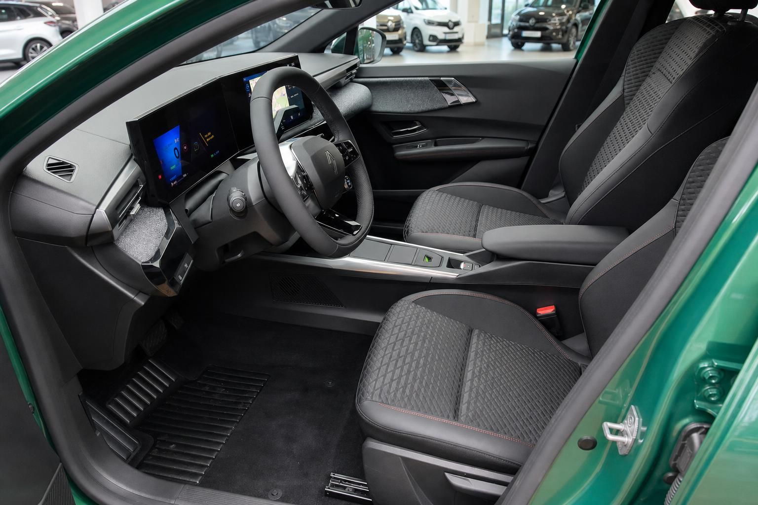 Renault Clio Innenraum mit schwarzen Sitzen, Armaturenbrett und digitalem Display