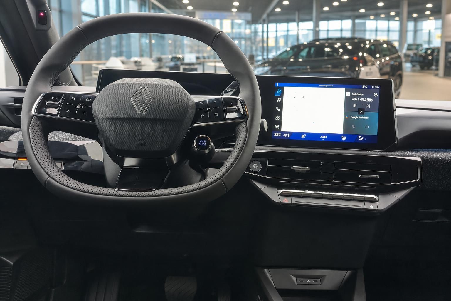 Renault Clio Cockpit mit Lenkrad, digitalen Instrumenten und Touchscreen-Infotainment