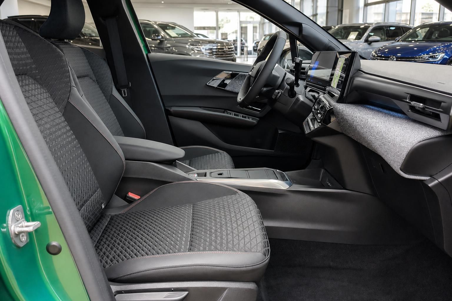 Auto Cockpit mit Lenkrad, Armaturenbrett und Touchscreen-Display im Showroom
