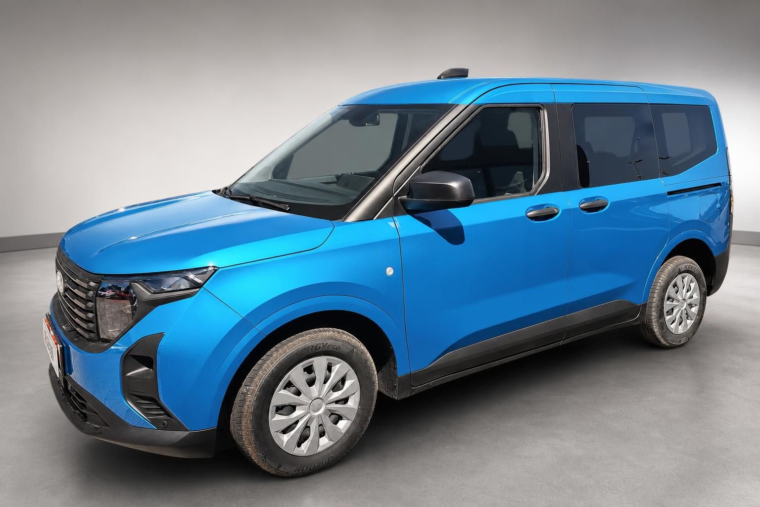 Ford Tourneo Connect blau, Frontansicht schräg im Raum