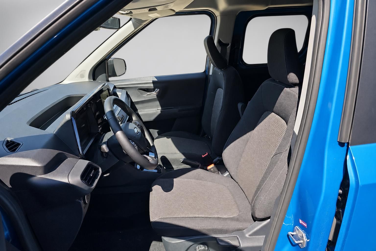 Ford Innenraum: Vordersitze und Cockpit in blauem Fahrzeug