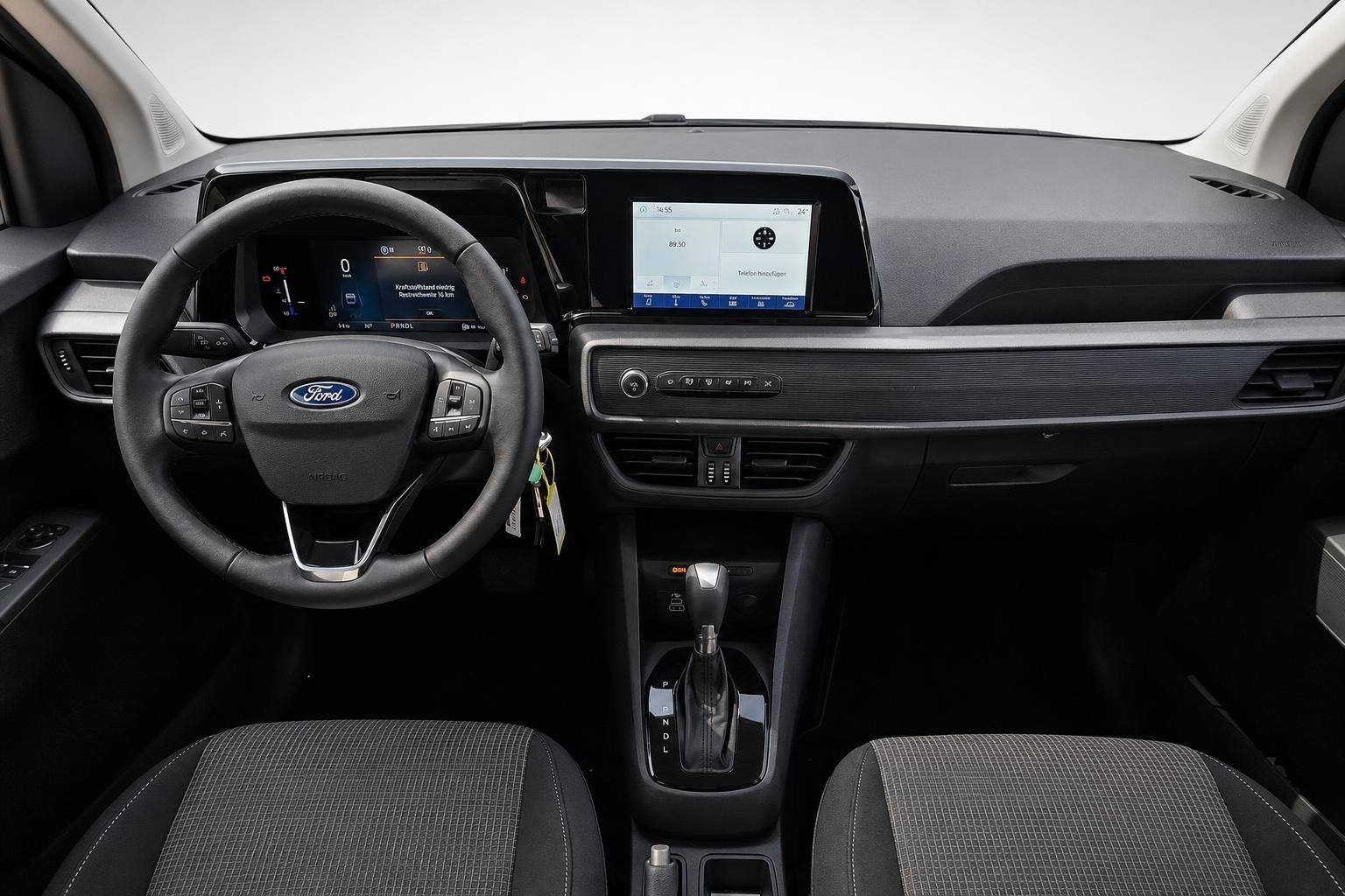 Ford Cockpit mit Lenkrad, Touchscreen und Automatikgetriebe