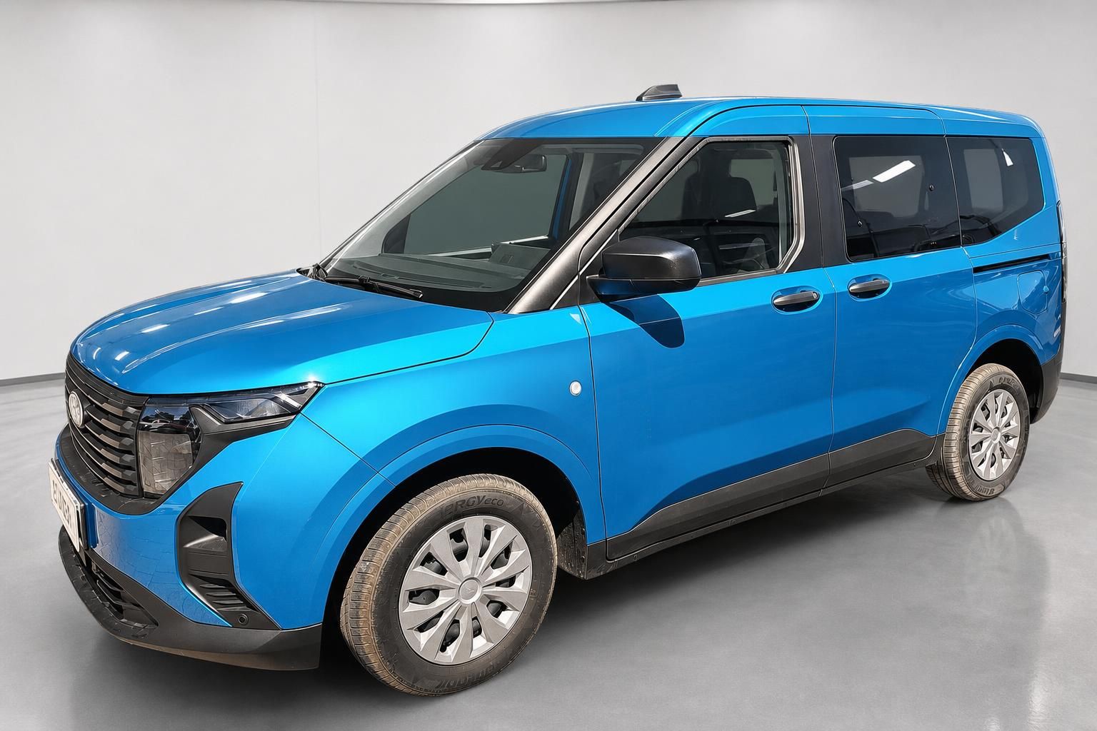 Ford Tourneo Connect blau schraege Frontansicht Van