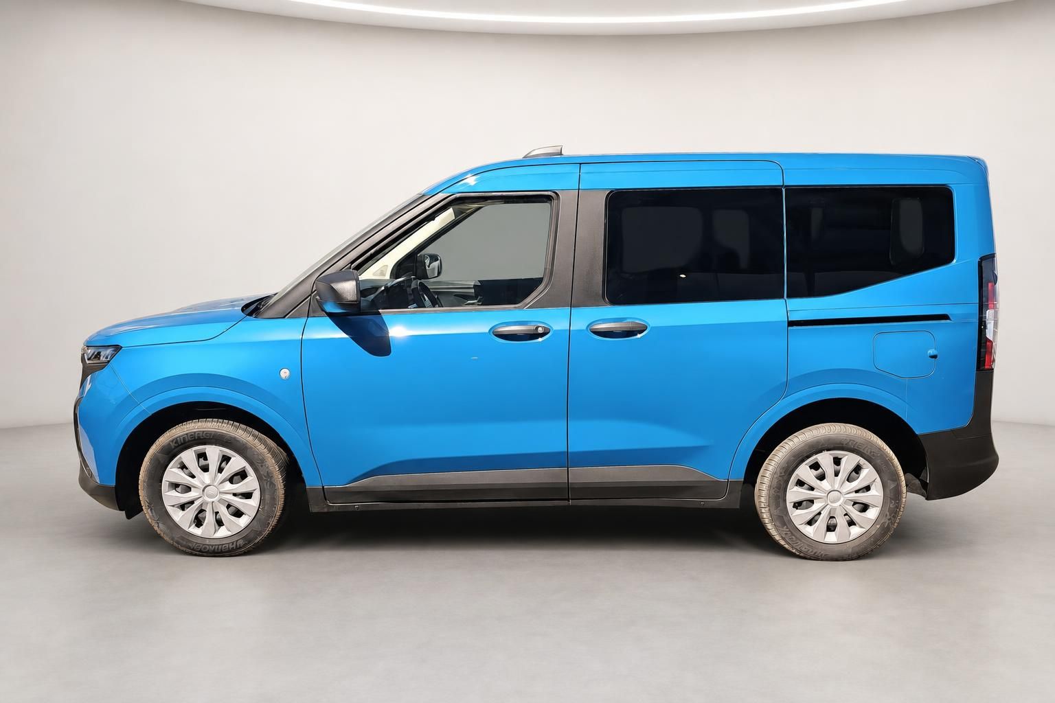 Ford Tourneo Connect blau Seitenansicht Van im Fotostudio