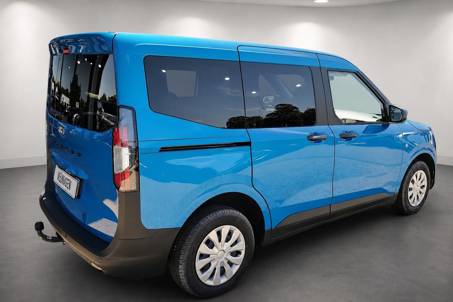 Ford Tourneo Connect blau, Heckansicht schräg mit Anhängerkupplung