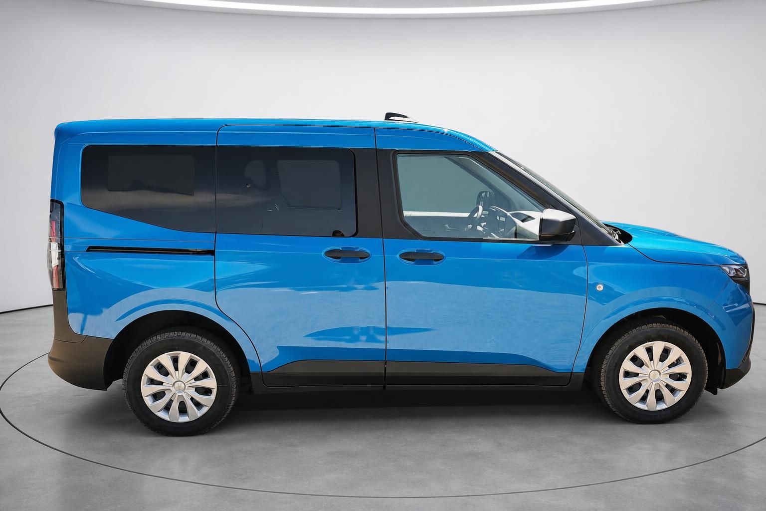 Ford Tourneo Connect blau, Seitenansicht im Fotostudio