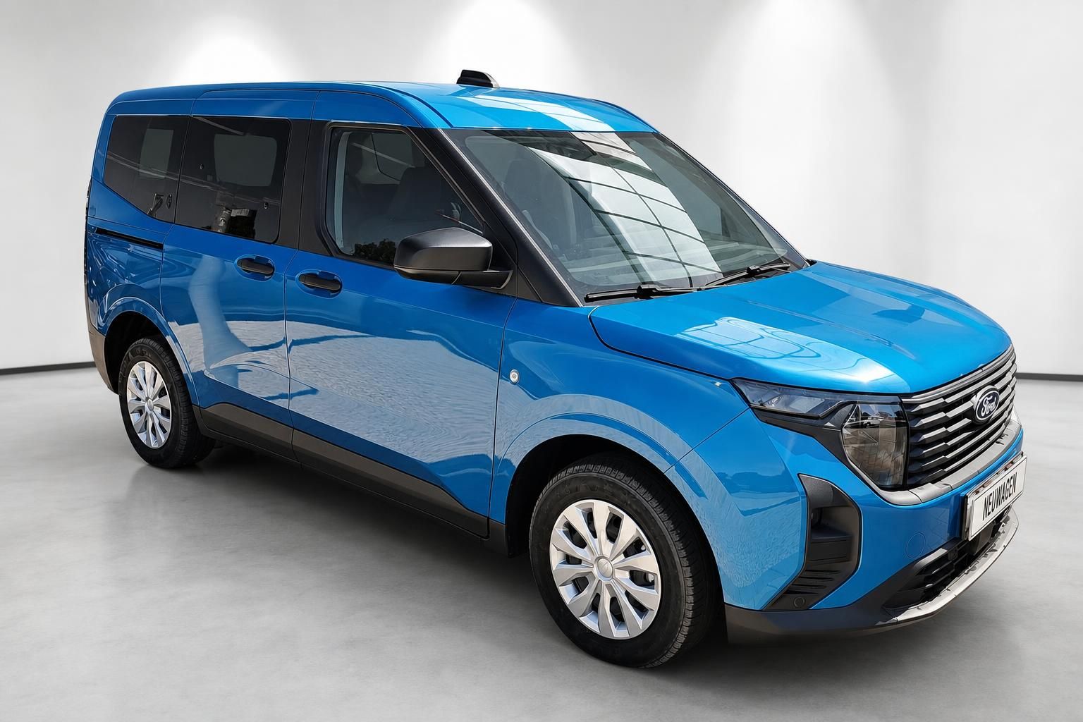 Ford Tourneo Connect blau, Frontansicht schräg im Studio