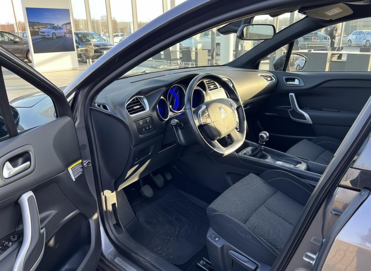 Citroën DS3 Innenraum mit schwarzen Sitzen, blau beleuchteten Rundinstrumenten und Schaltgetriebe