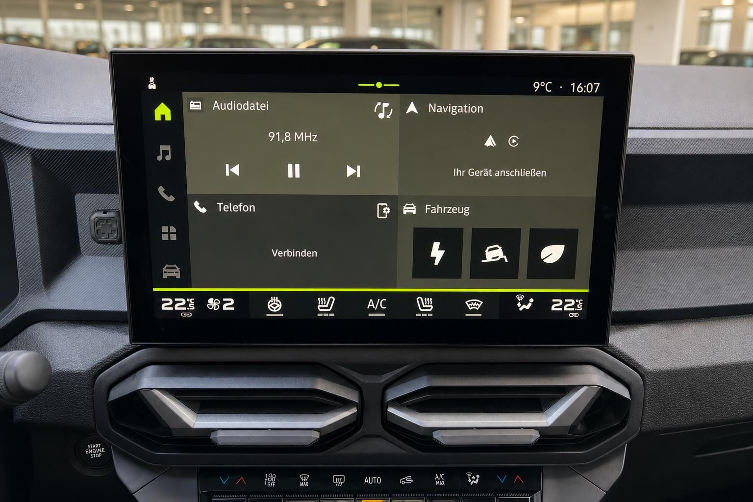 Fahrzeug Infotainment-System mit Touchscreen und Klimaanlage-Bedienfeld
