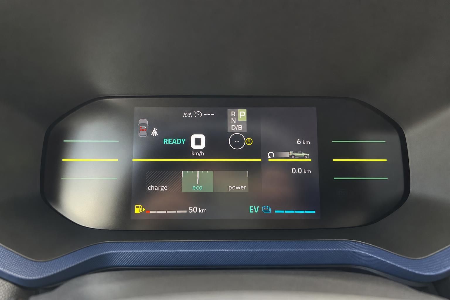 Digitales Kombiinstrument im Fahrzeug mit Batterieladeanzeige und Fahrmodi-Display