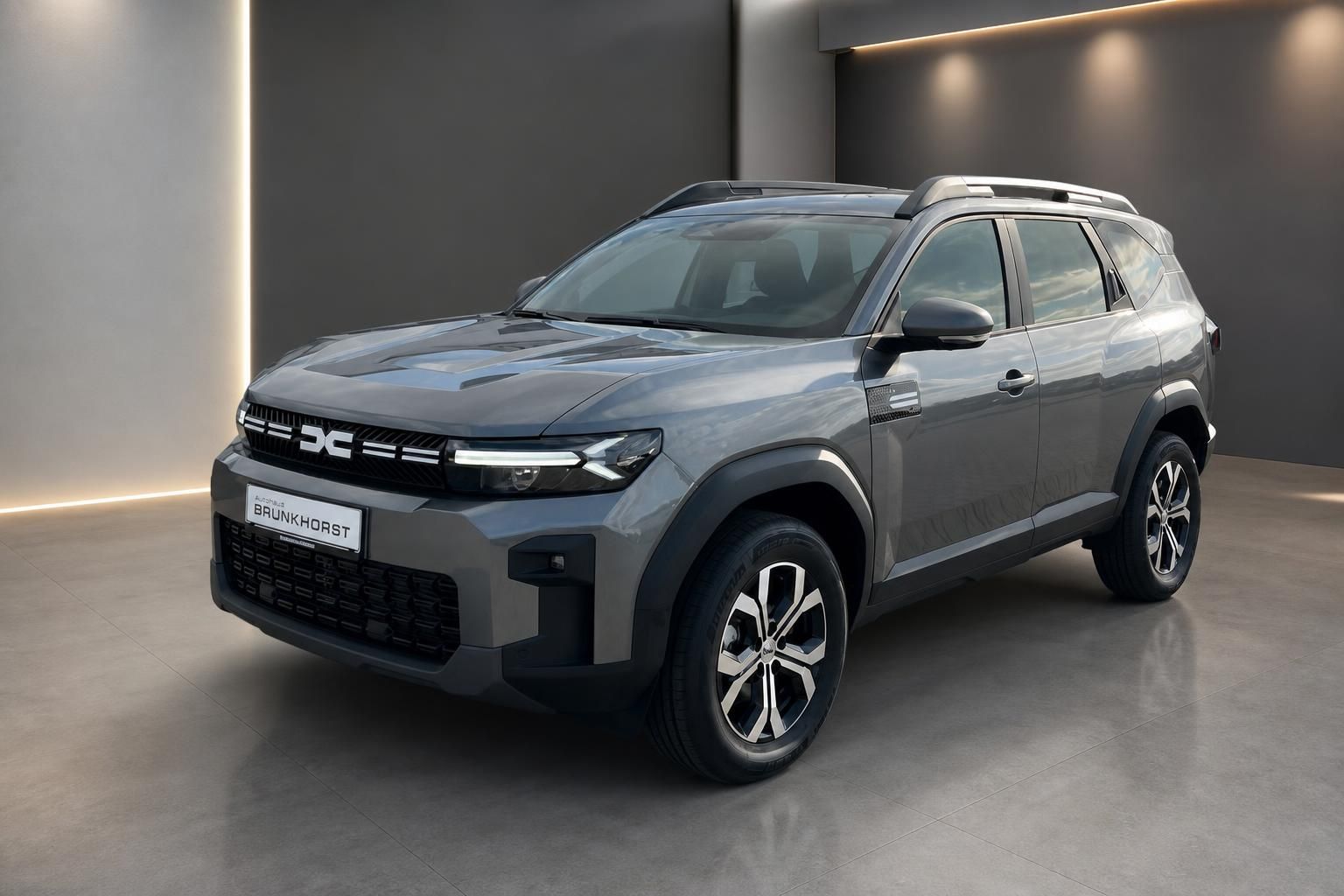 Dacia SUV Frontansicht in grau - moderne Optik mit LED-Scheinwerfern und schwarzem Kühlergrill