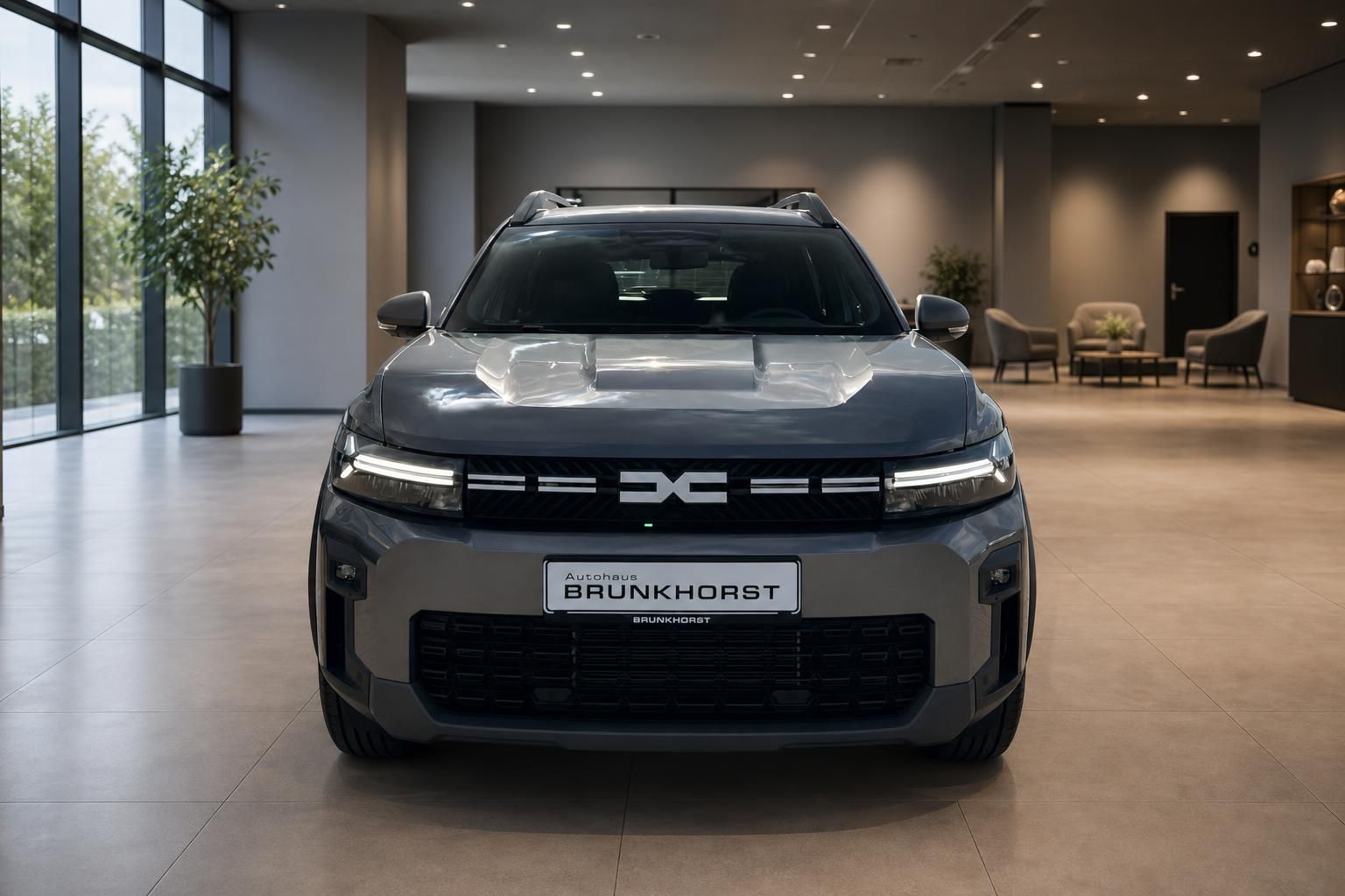 Dacia Fahrzeug Frontansicht im Autohaus Brunkhorst - eleganter grauer SUV mit modernem Design