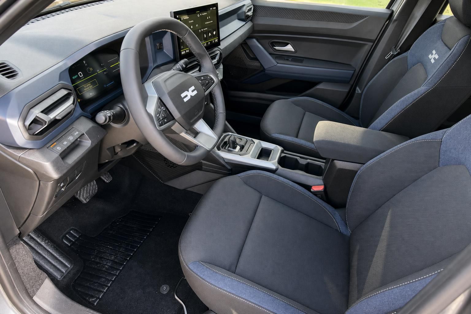 Dacia Innenraum mit blau-schwarzer Ausstattung - modernes Cockpit mit Touchscreen und Sportsitzen