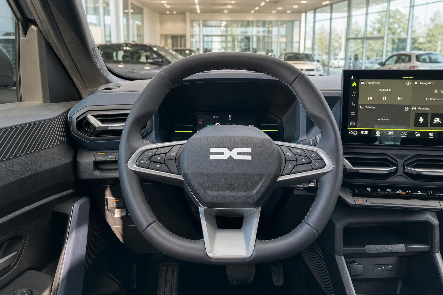 Fahrzeug Cockpit mit Lenkrad und digitalem Armaturenbrett im modernen Innenraum