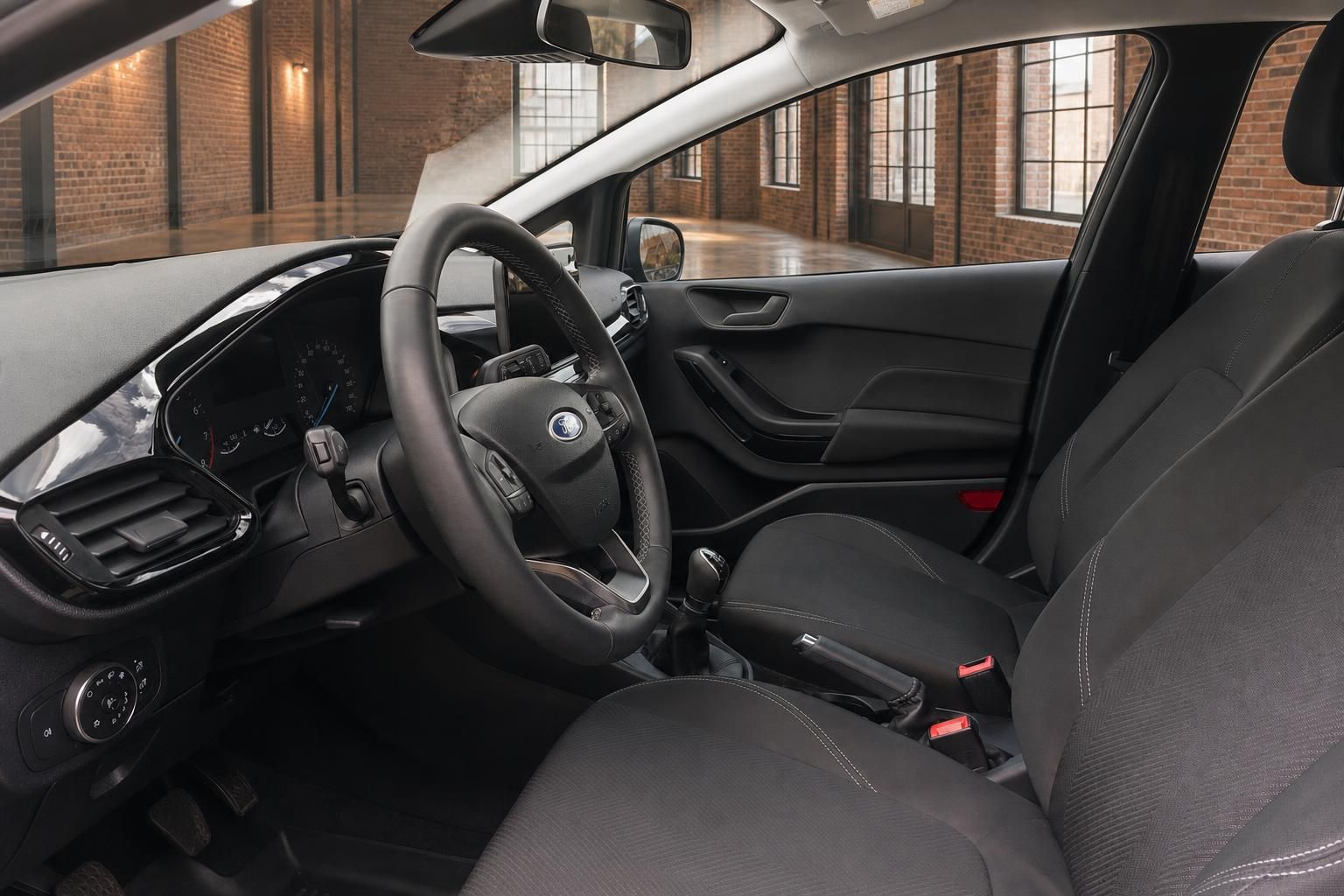 Ford Fiesta Innenraum Seitenansicht mit Fahrersitz, Lenkrad und Türverkleidung