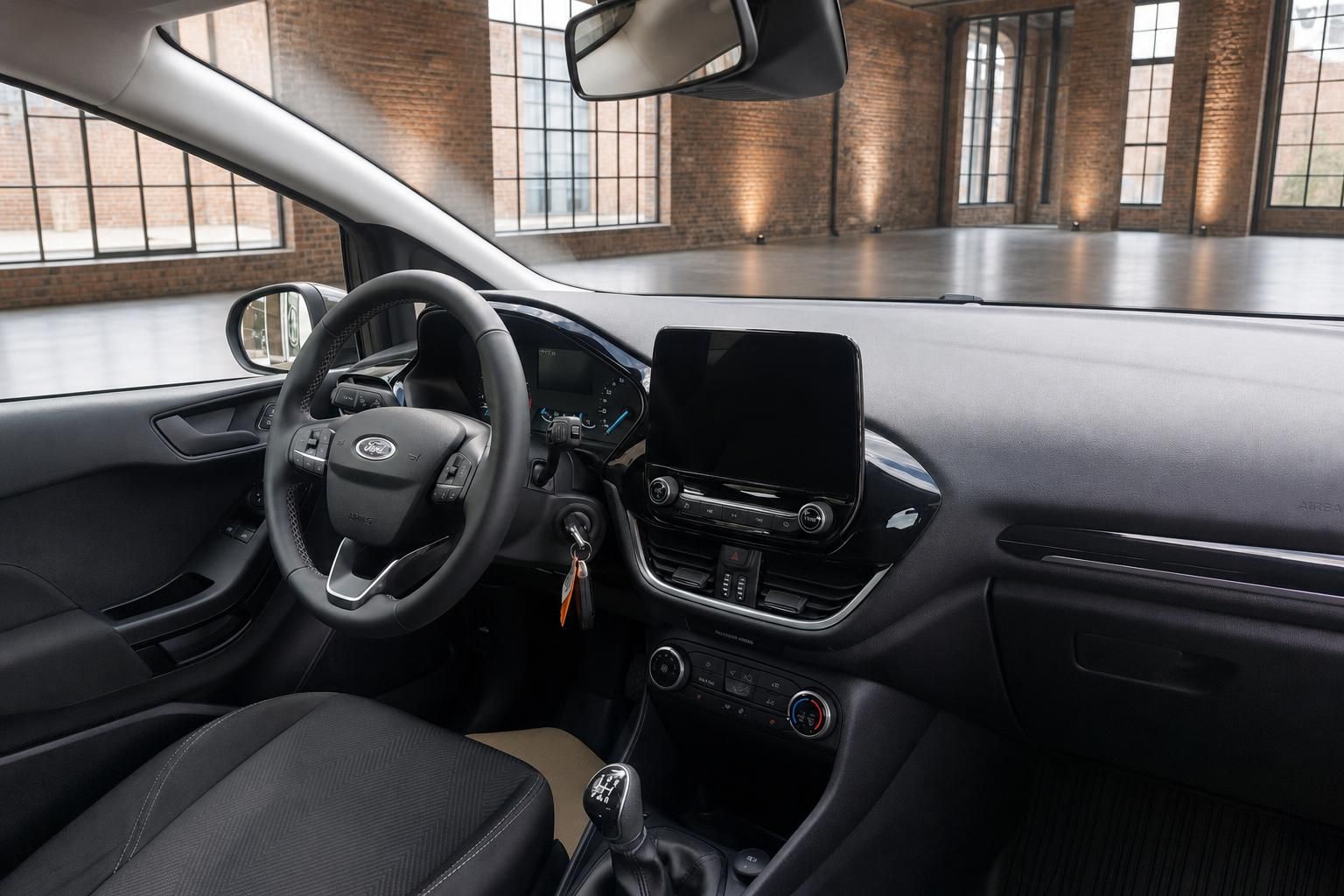 Ford Fiesta Innenraum Fahrerseite mit Lenkrad, Touchscreen und Schaltgetriebe