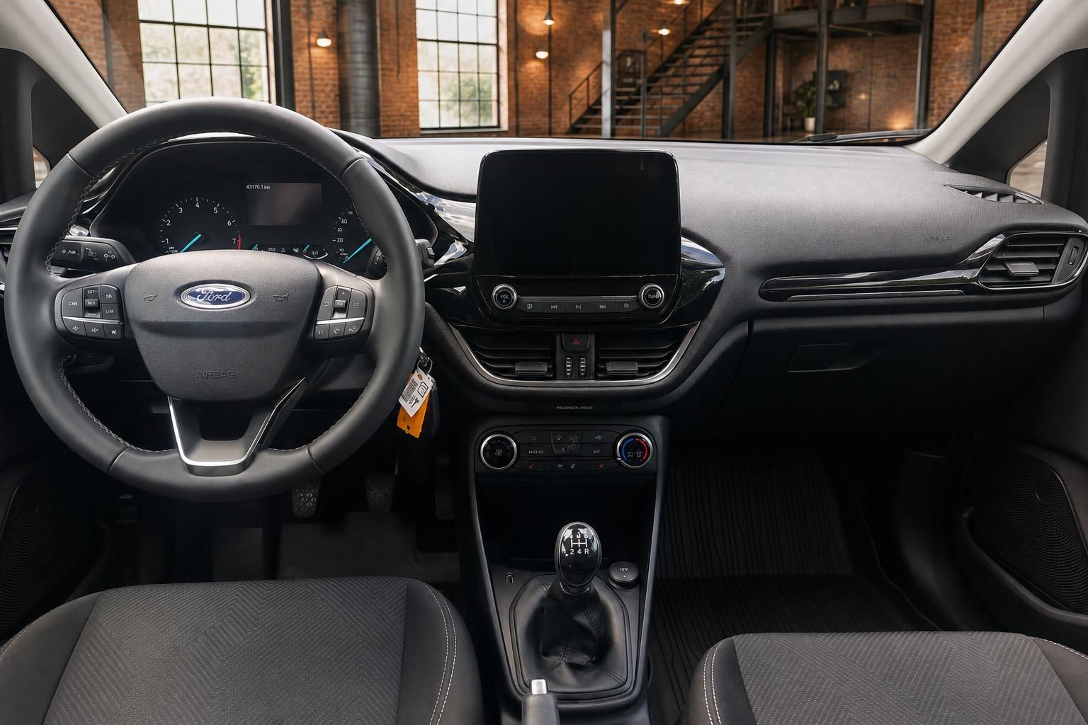 Ford Fiesta Cockpit mit Lenkrad, Tacho, Touchscreen und 6-Gang-Schaltgetriebe