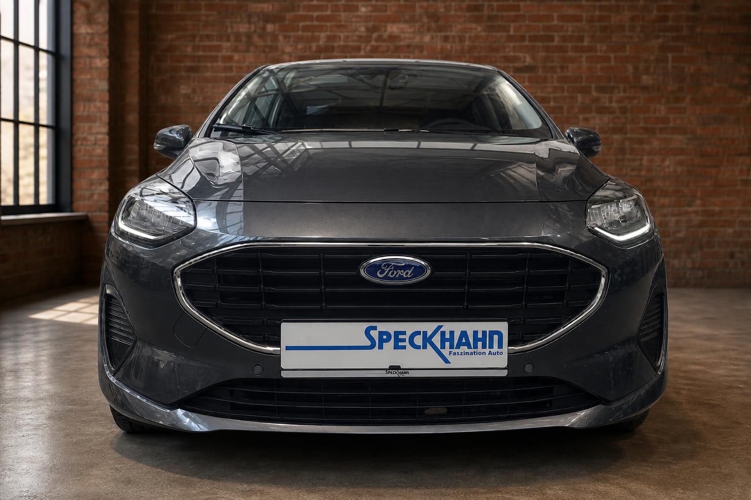 Ford Fiesta grau Frontansicht im Showroom – Speckhahn Faszination Auto