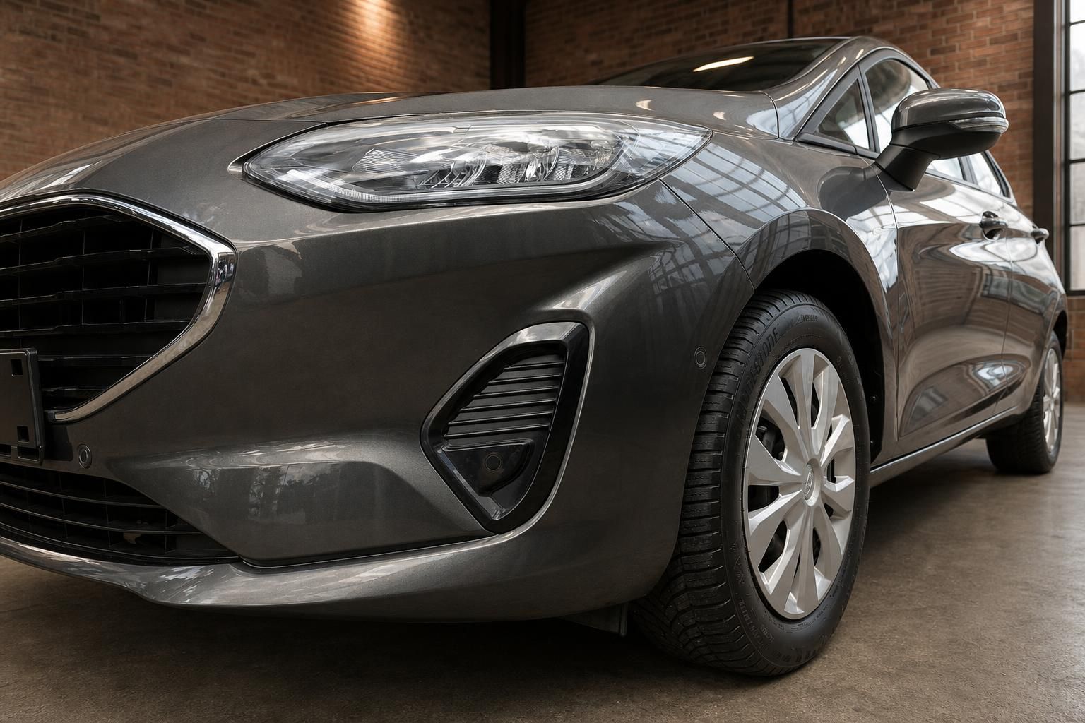 Ford Fiesta grau Detailansicht Front links mit LED-Scheinwerfer und Rad