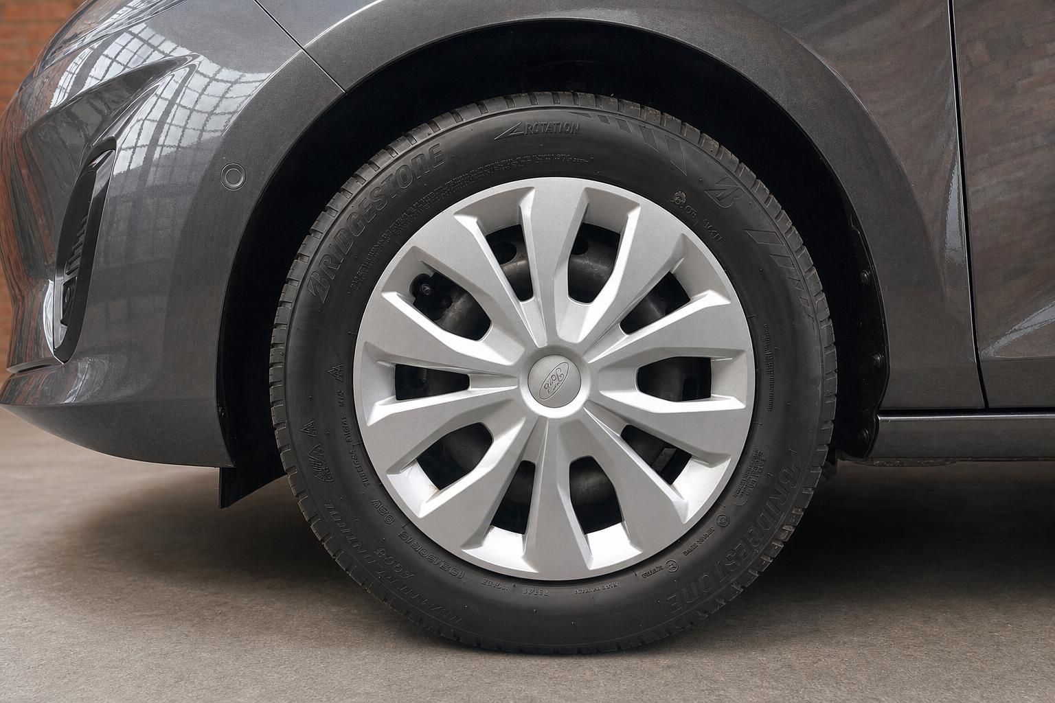 Ford Fiesta Raddetail mit Stahlfelge und Bridgestone-Reifen in Grau