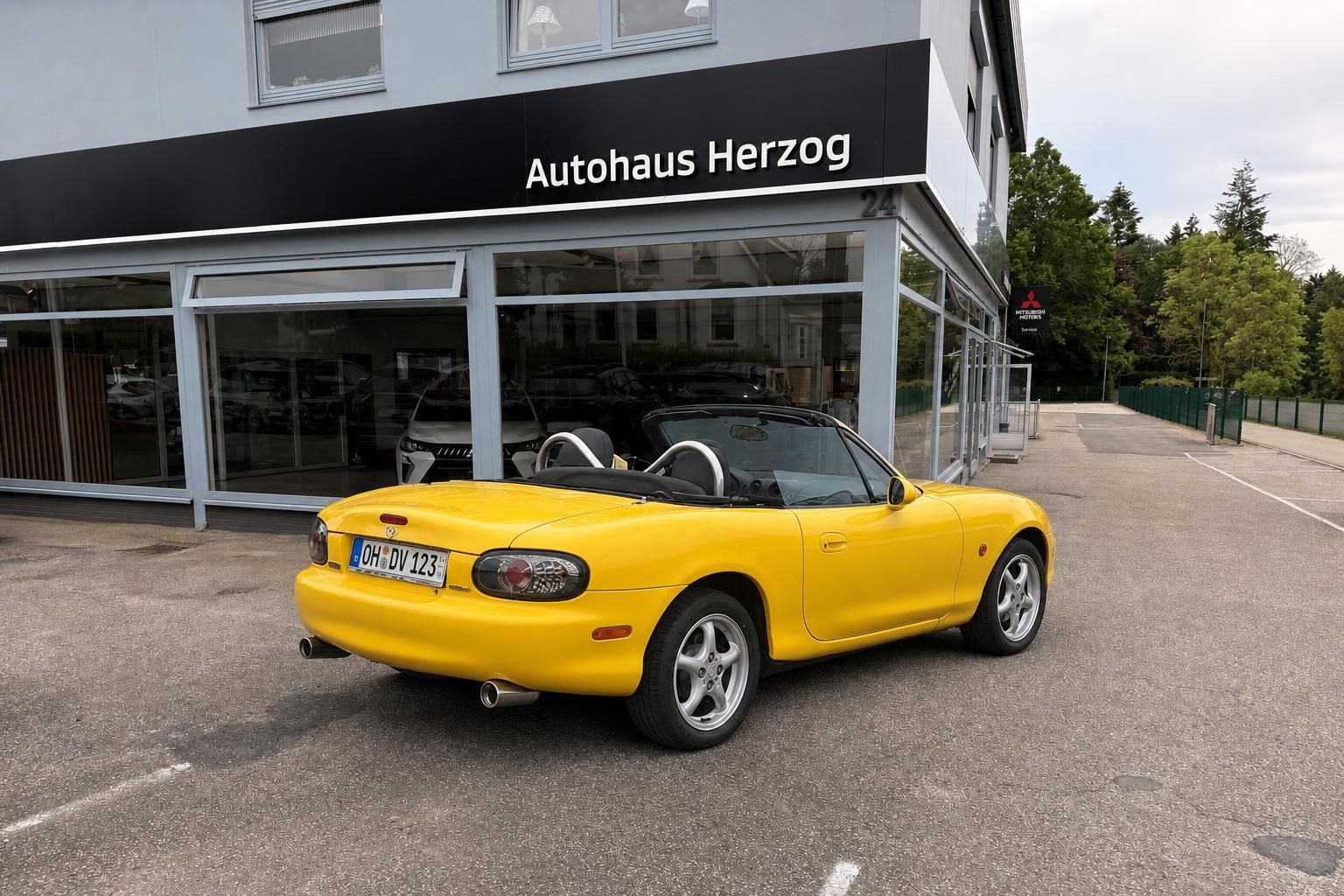 Gelber Mazda MX-5 Roadster Cabrio Heckansicht vor Autohaus - gebrauchte Sportwagen kaufen