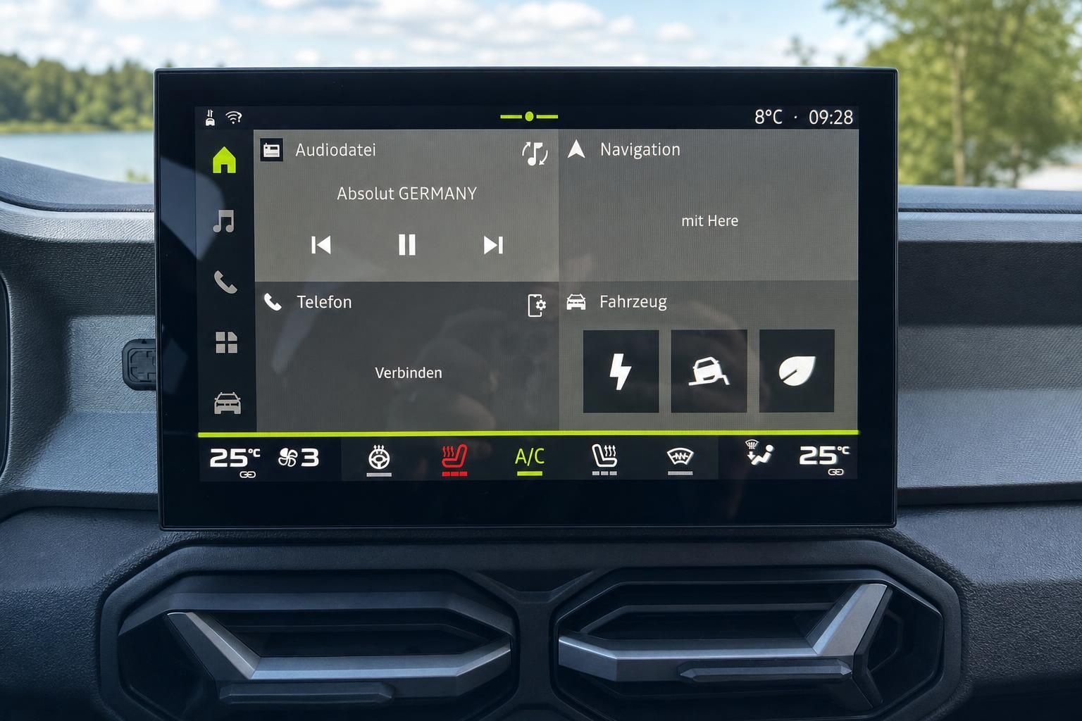 Fahrzeug Infotainment-Display mit Navigationssystem und Klimasteuerung - Multimedia-System