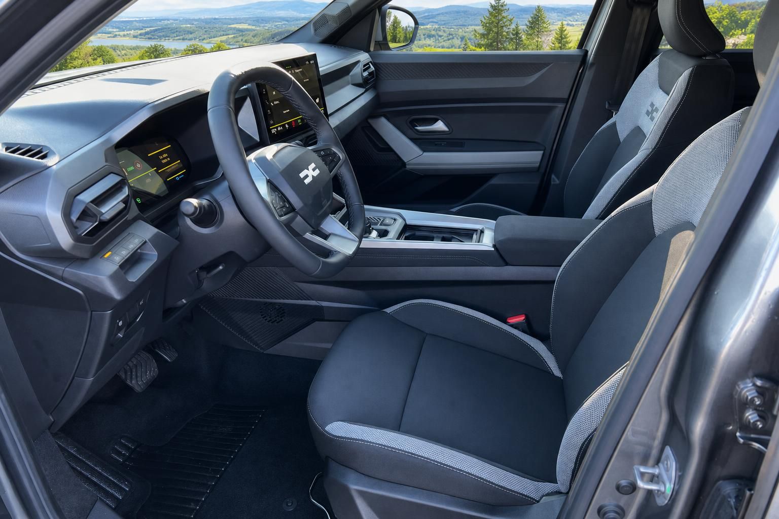 Dacia Bigster Fahrersitz Innenraum mit modernem Armaturenbrett und Digitalanzeigen