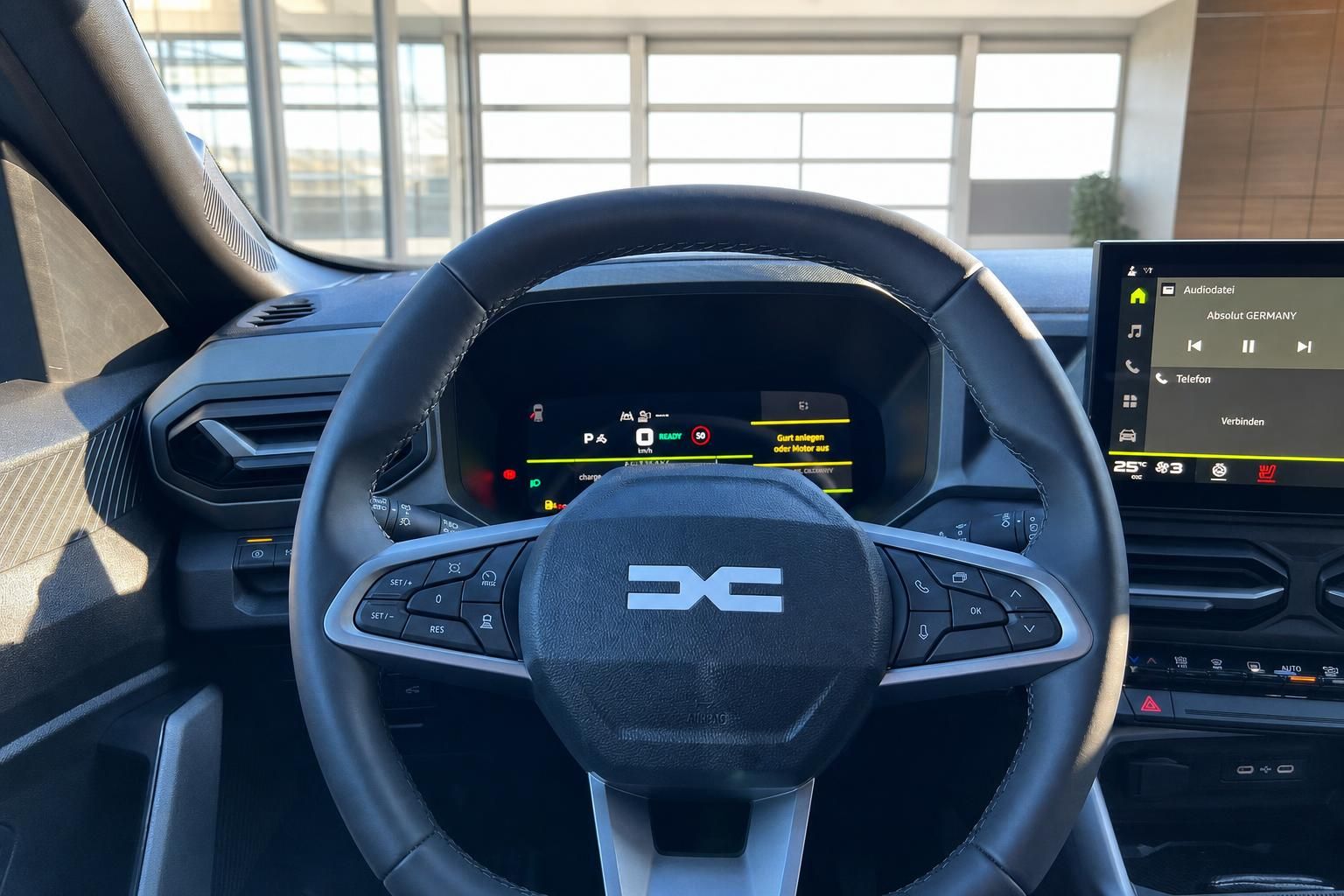 Fahrzeug Cockpit mit Lenkrad und digitalem Kombiinstrument - Innenraumausstattung