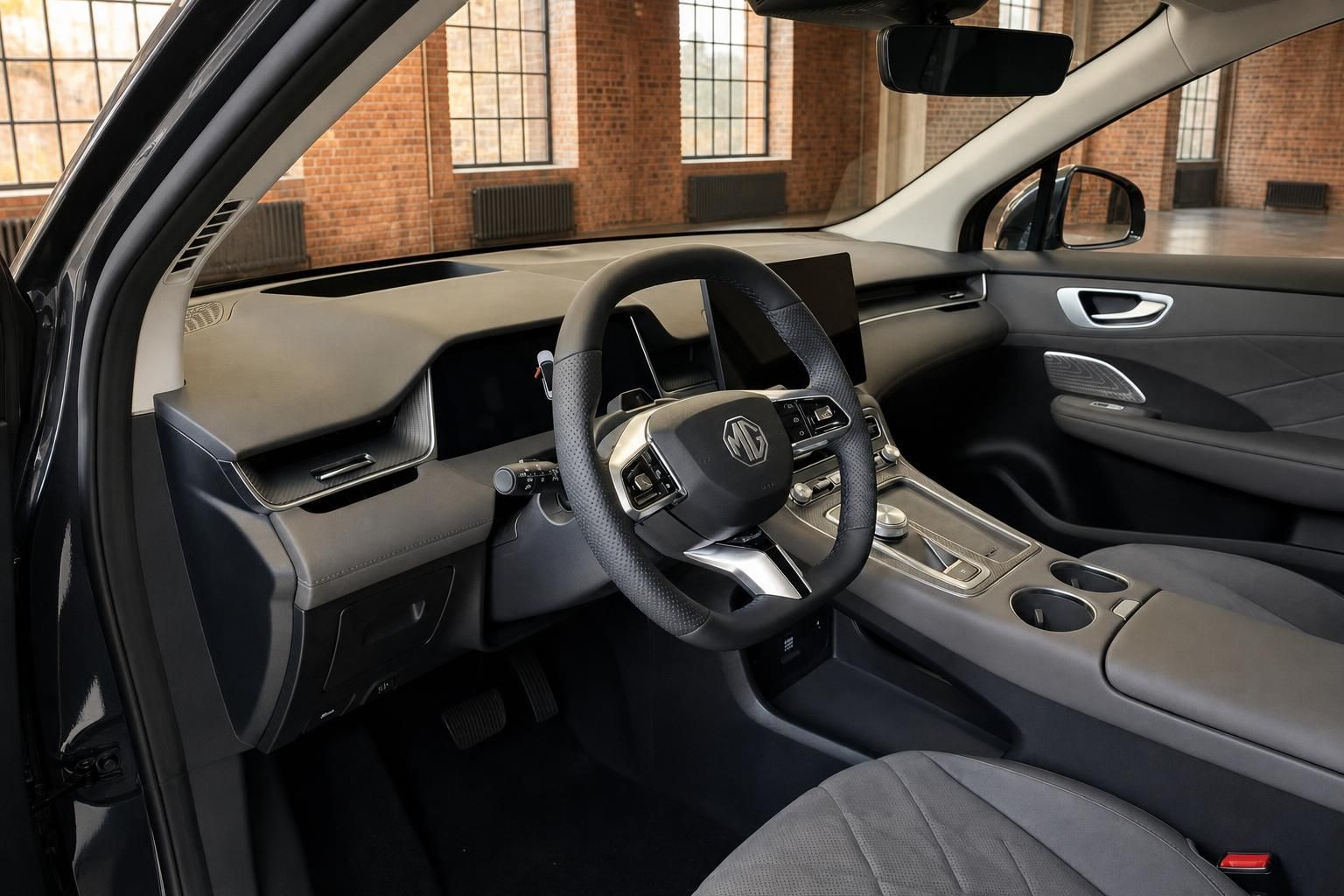 Innenraum MG SUV mit Lenkrad, Cockpit und Multifunktionsdisplay
