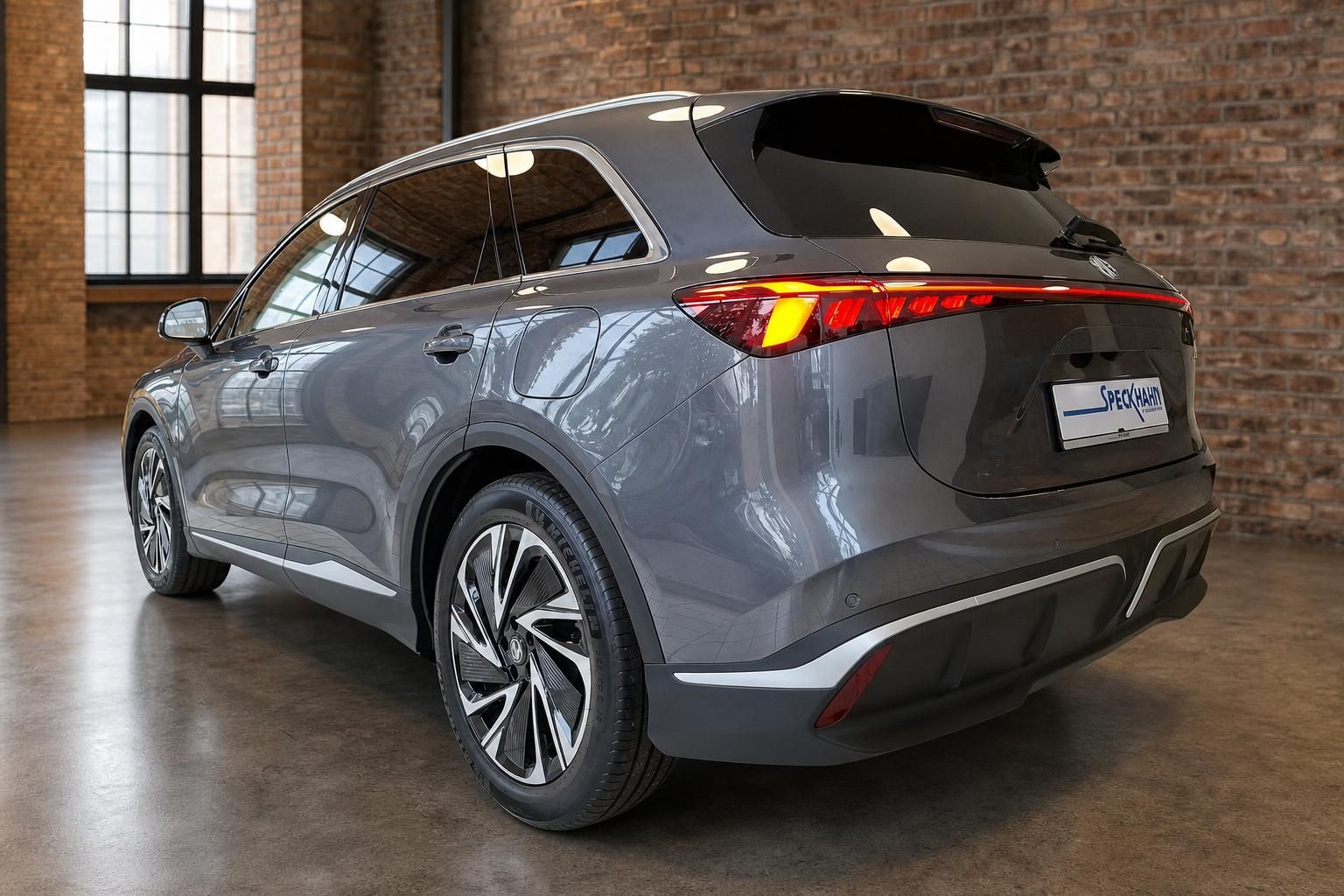 MG S6 EV grau, Heck-Seitenansicht mit Rückleuchten und Felgendesign