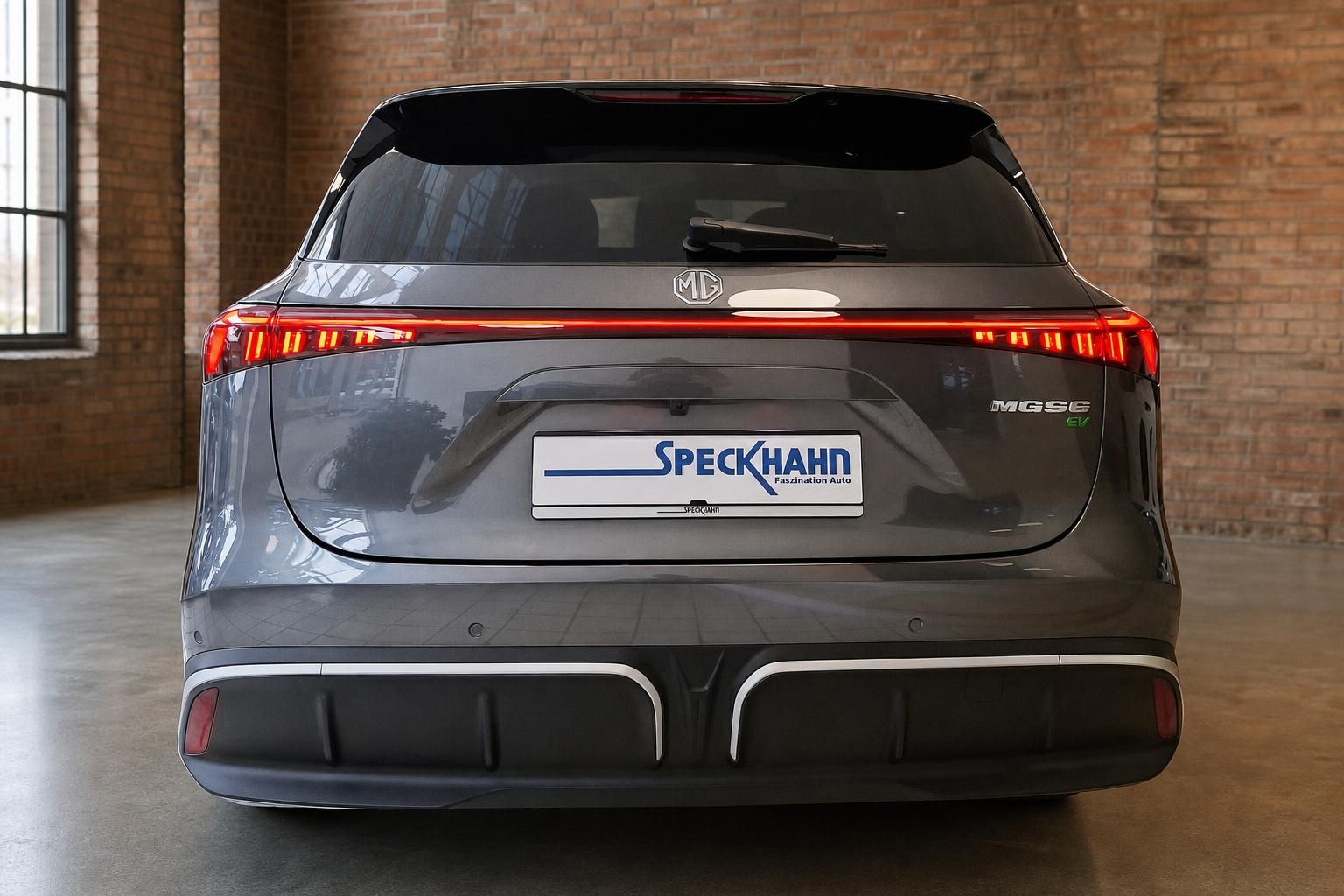 MG S6 EV in Grau, Heckansicht mit LED-Rückleuchten in Industriehalle