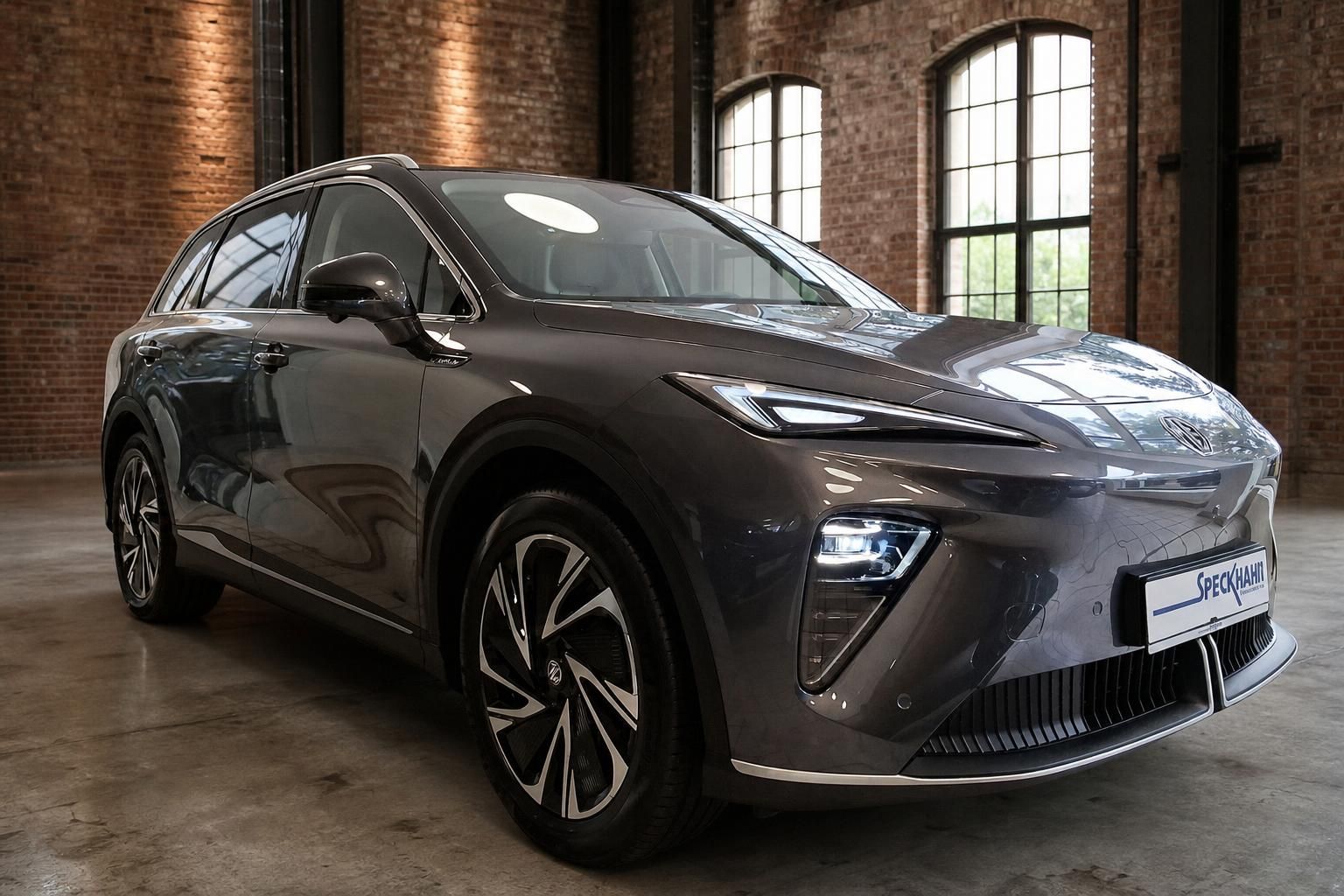 MG S6 EV in Grau, Frontansicht mit markanten Scheinwerfern