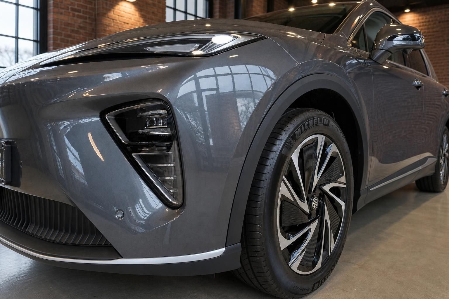 Seitliche Detailansicht MG SUV mit Felge und LED-Scheinwerfer