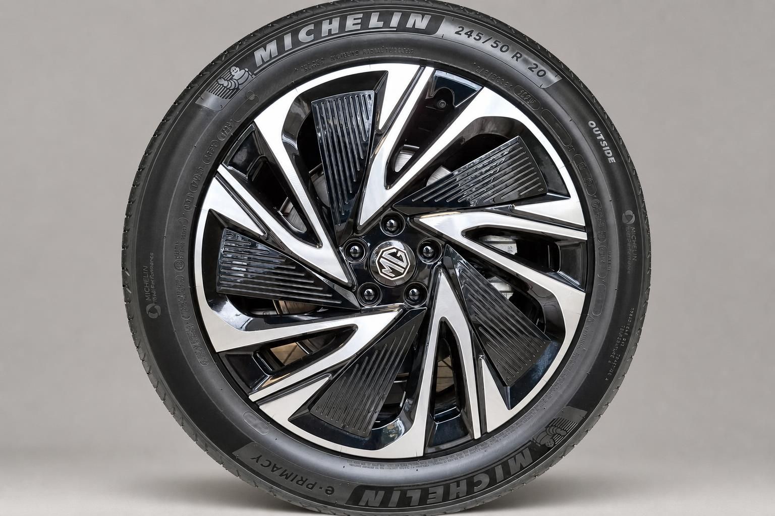 MG Leichtmetallfelge mit Michelin Reifen im Detail fotografiert